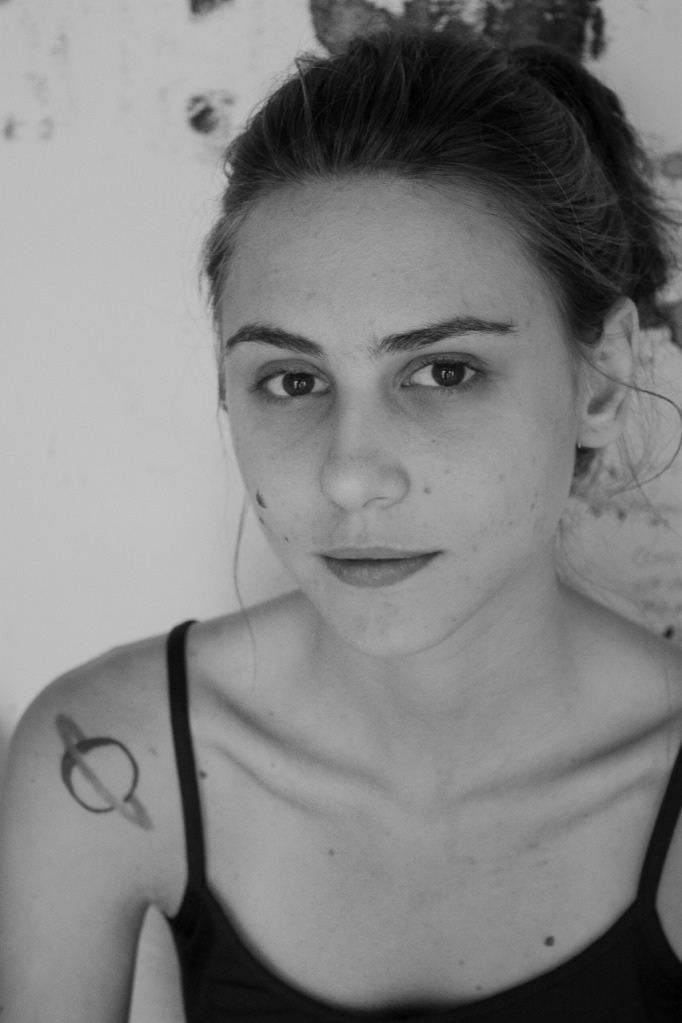 artista lia petrelli auto retrato preto e branco